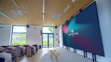 Sala conferenze moderna con posti a sedere e proiettore