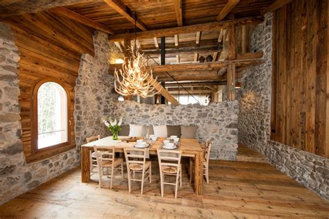 Interni del ristorante con dettagli in pietra a vista e arredi in legno