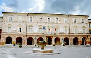 Vista panoramica di Piazza del Popolo a San Severino Marche con i suoi palazzi storici