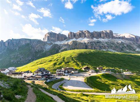 Foto panoramica del Passo Pordoi con sciatori e cime dolomitiche