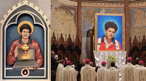 Ritratto del Beato Carlo Acutis con simboli musicali o evangelici