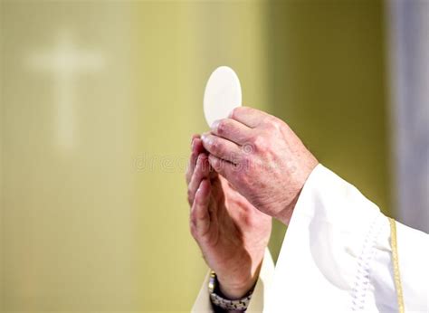 Immagine del sacerdote che impone le mani sui fedeli durante una benedizione