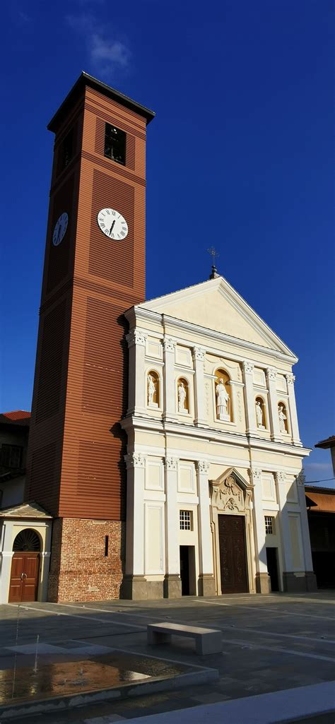 Foto aerea o ripresa dall'alto della chiesa che mostra il campanile e la sua relazione con la chiesa