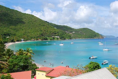 Foto panoramica di Cane Garden Bay al tramonto, Tortola, con bar e musica