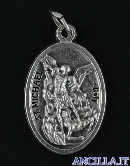 medaglia di San Michele Arcangelo che sconfigge Satana