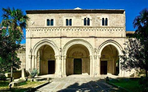 Veduta esterna dell'Abbazia di San Clemente a Casauria, evidenziando il contesto paesaggistico.