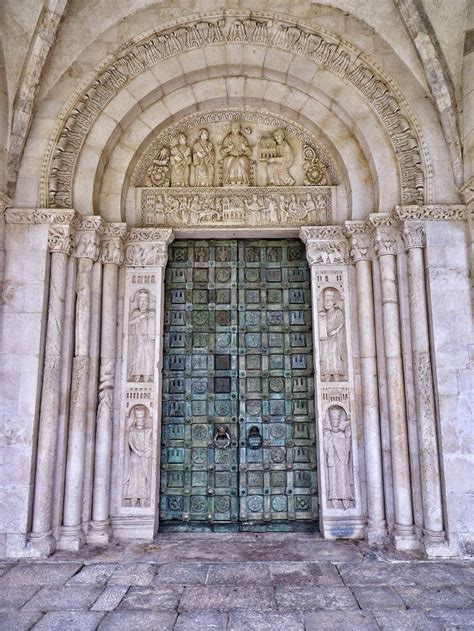 Dettaglio del portale centrale dell'Abbazia di San Clemente a Casauria con le sculture narranti la fondazione.