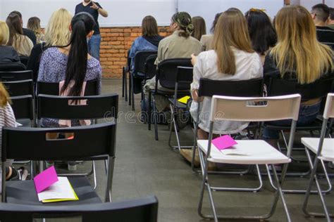 Ragazzi che partecipano attivamente a un seminario di studio, in un ambiente stimolante e collaborativo.