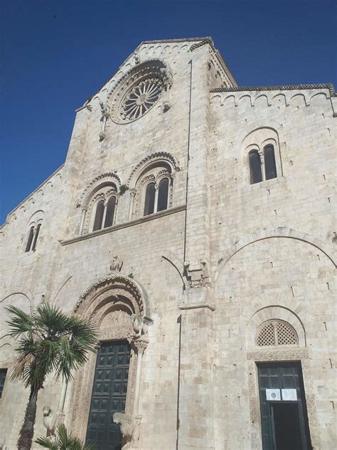 Foto esterna della Cattedrale di Bitonto, con dettagli sulla facciata