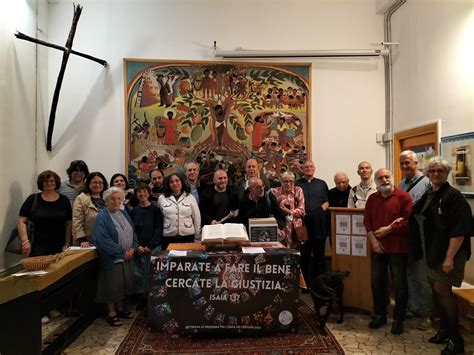 illustrazione di una comunità evangelica in preghiera