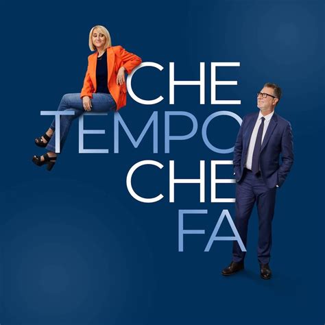 Rosario Fiorello sorridente sul palco di Che tempo che fa con Fabio Fazio