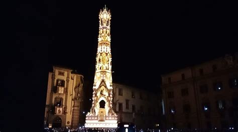 rappresentazione di Santa Rosa con un abito di velluto cremisi riccamente ricamato in oro, con perle e gemme