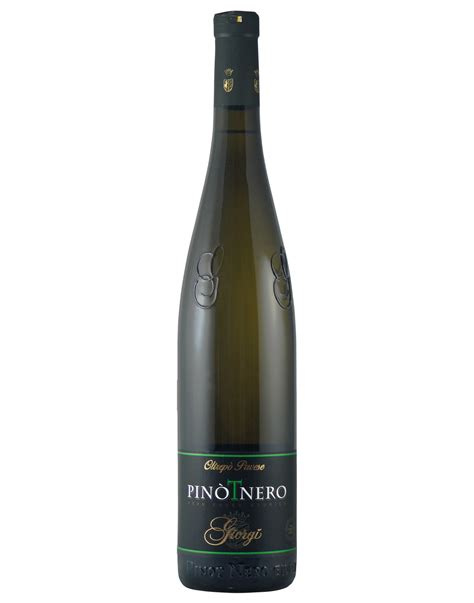 Foto di bottiglie di Pinot Nero delle Cantine Giorgi con etichette dei premi vinti