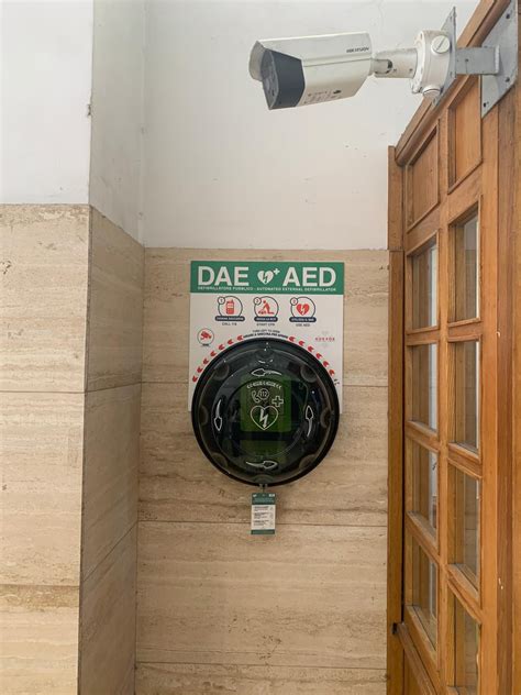foto di un defibrillatore installato in un luogo pubblico