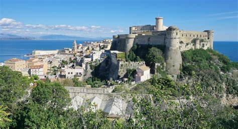 Mappa dell'antica città di Gaeta e del Lazio per illustrare l'origine del nome