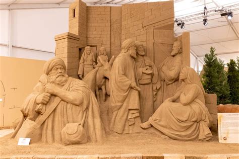 Veduta d'insieme della mostra Jesolo Sand Nativity in Piazza Brescia