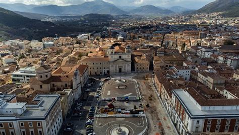 Foto panoramica della città di Benevento o di una chiesa locale durante una celebrazione