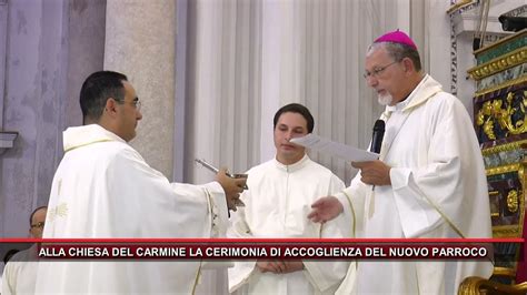 Foto della cerimonia di accoglienza del parroco con i fedeli e le autorità religiose all'interno della chiesa di Beata Giuliana