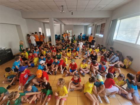 Ragazzi che partecipano ad attività ricreative e formative durante un grest estivo in oratorio