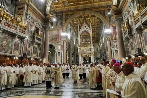 Interno di una cattedrale durante una funzione religiosa solenne