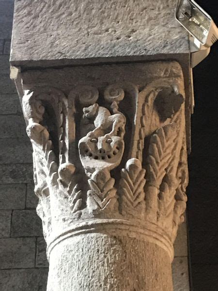 Dettaglio di capitello romanico ritrovato durante i restauri della Basilica di San Babila