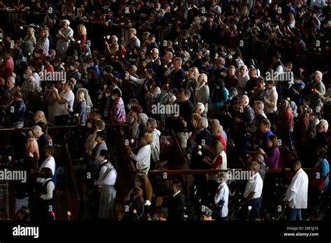 Immagine di persone che partecipano alla Messa di mezzanotte