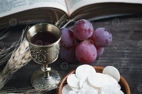 Gesù istituisce l'Eucaristia durante l'Ultima Cena, con pane e vino