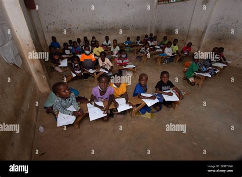 Bambini in una scuola rurale supportata da missionari in Madagascar