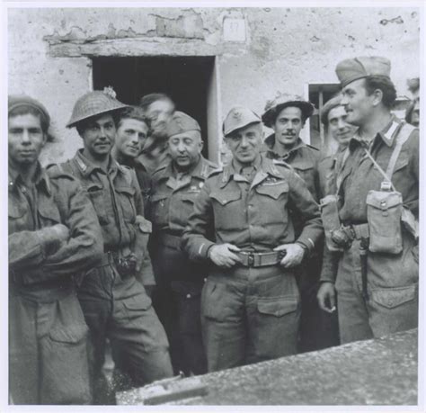 Pio XII durante la Seconda Guerra Mondiale mentre visita le zone bombardate di Roma