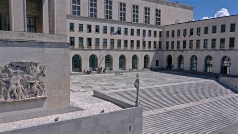 Edificio universitario e studenti in primo piano