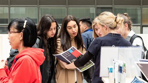 Studenti che consultano documenti accademici online