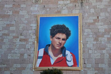 Ritratto di Carlo Acutis in felpa e scarpe da ginnastica, simbolo della sua santità moderna.