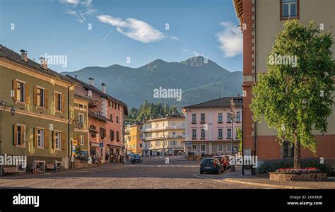 Mappa schematica del centro di Cavalese con evidenza dei parcheggi e della Piazza Santissimi Apostoli