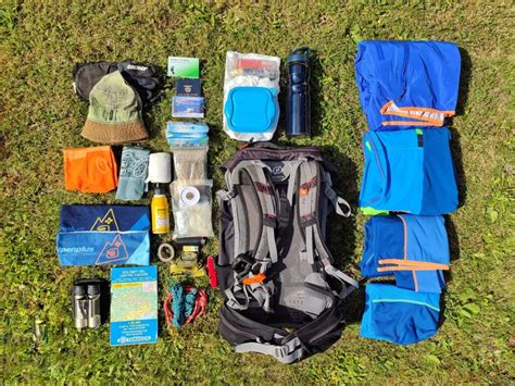 Illustrazione di equipaggiamento da trekking consigliato per sentieri con guadi