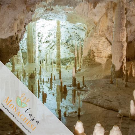 Grotte carsiche e formazioni rocciose all'interno della Riserva Naturale di Monte Conca.