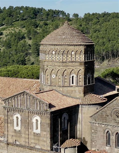 Dettaglio del tiburio ottagonale e degli archi intrecciati di Casertavecchia