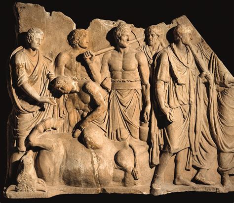 Aruspice che esamina le viscere di un toro appena sacrificato, affiancato da un cultrario. Rilievo del foro di Traiano.