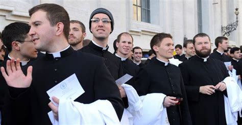 Giovani seminaristi in preghiera