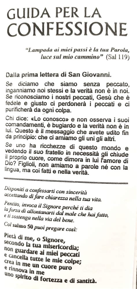 Sacerdote che ascolta la confessione di un fedele