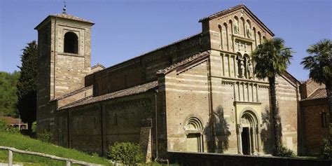 Veduta d'insieme della Canonica di Santa Maria di Vezzolano immersa nel paesaggio collinare del Basso Monferrato