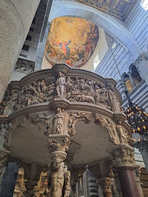 Dettagli degli intagli sull'altare e sul pulpito della Cattedrale di Mikkeli