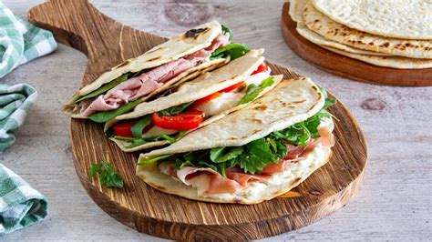 Vetrina di piadine e panini artigianali del Cantiere 23, con attenzione ai dettagli e agli ingredienti freschi