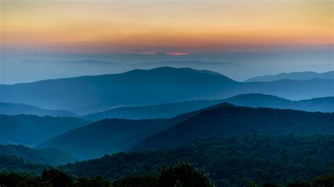 Foto panoramica del Tinker Creek o delle Blue Ridge Mountains, Virginia, con luce naturale.