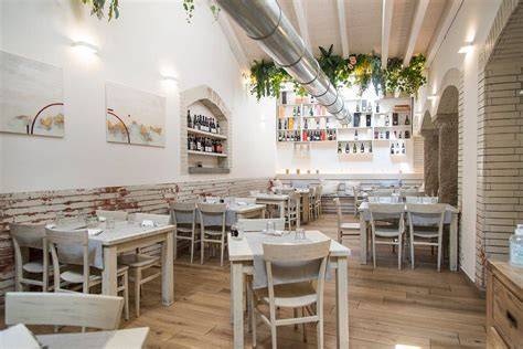 Interno del Ristorante Pizzeria La Basilica con un'atmosfera calda e tavoli imbanditi
