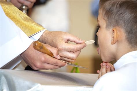 Bambini che ricevono la Prima Comunione