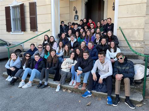 Foto di gruppo di giovani in oratorio