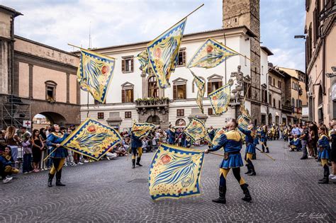 Sbandieratori e musicisti durante la processione