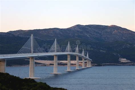 Immagine del ponte che collega la felicità umana a Dio, con elementi di sofferenza (una croce stilizzata, ombre) che non interrompono il flusso del ponte, ma lo attraversano.