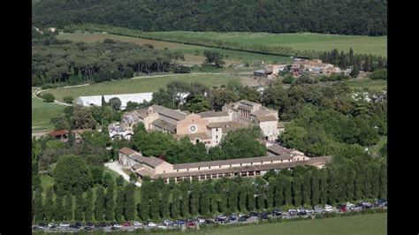 Foto aerea dell'Abbazia di Chiaravalle di Fiastra immersa nel verde
