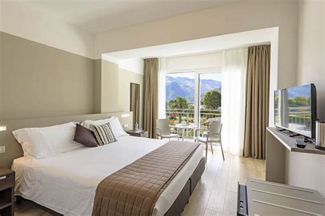 Interno di una camera doppia superior dell'Hotel San Pietro, con focus su arredi moderni e comfort.